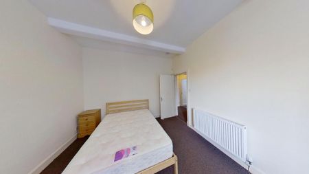 3 bedroom flat to rent - Photo 3