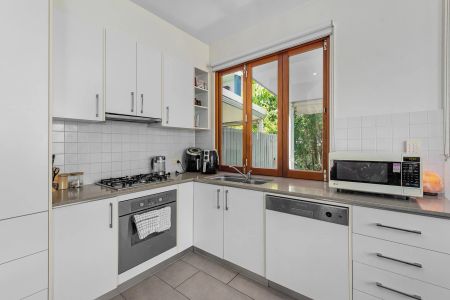 YERONGA - IMMACULATE AND MODERN 3-BED TOWNHOUSE WITH AIRCON IN DESIRABLE LOCATION! - Photo 3