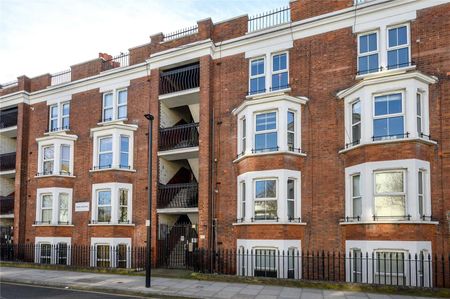 A good size one bedroom in a red brick mansion block. - Photo 2