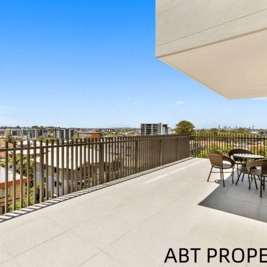 Come Home To Something Special In This Apartment With A Huge Balcony. Unbeatable Location - Walk To Transport And Shops - Photo 1