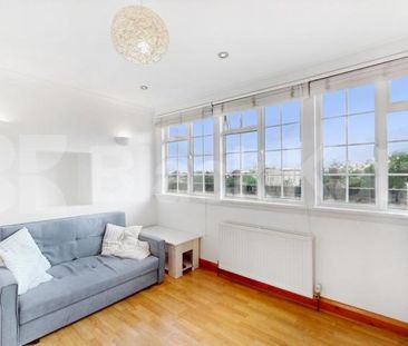 A spacious and well-presented studio flat available to rent in a qu... - Photo 2