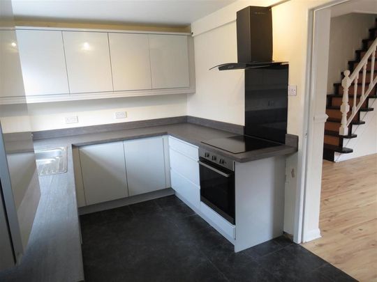 3 bedroom end of terrace house to rent - Photo 1