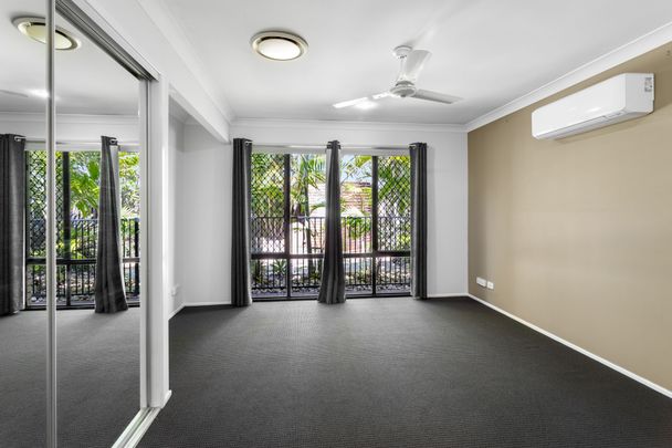 4 BEDROOM HOME + 2 LIVING AREAS + POOL! - Photo 1