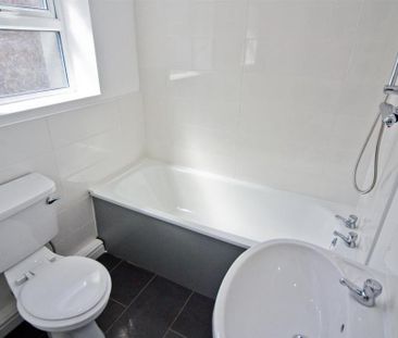 5 bedroom end of terrace house to rent - Photo 2