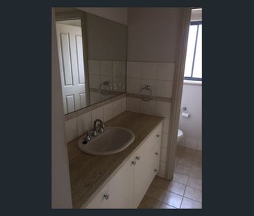 Spacious 3-Bedroom Executive Townhouse - Photo 6