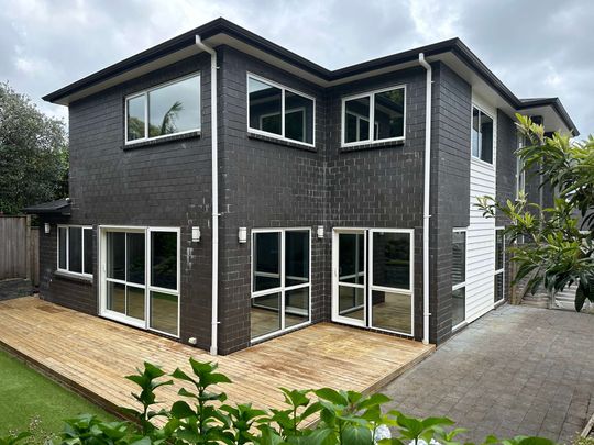 A modern townhouse in a prime location - Photo 1