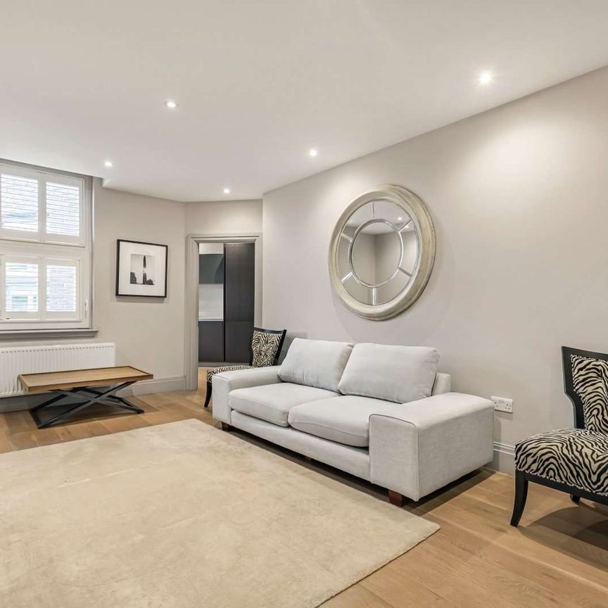 Beautifully maintained two bedroom apartment in the centre of Richmond - Photo 1