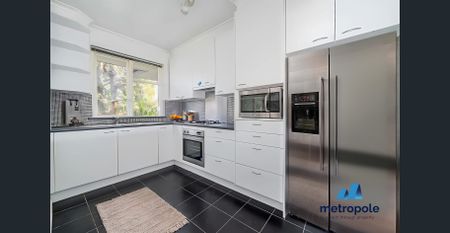 MODERN, SPACIOUS & FULL OF LIGHT - Photo 3