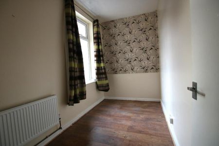 2 bedroom ground floor flat to rent - Photo 2