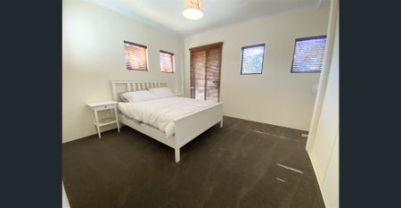 Large 3 level Townhouse! - Photo 3