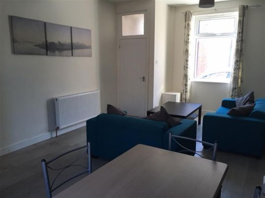 2 bedroom Flat To Let - Photo 1