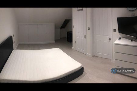 1 bedroom in a house share to rent - Photo 2