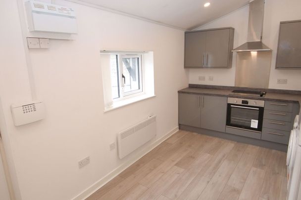 214 Wash Lane, Bury, Greater Manchester, BL9 7DR - Photo 1