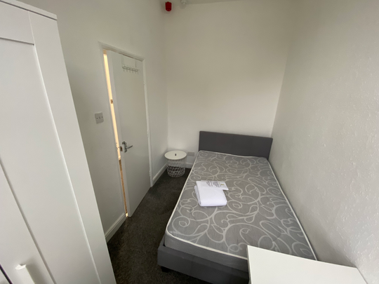 Flat 3, 6 Chestnut Avenue, LS6 1BA, Leeds - Photo 1