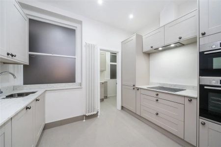 2 bedroom flat in London - Photo 2