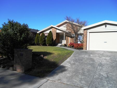 LARGE WELL PRESENTED FAMILY HOME IN LOVELY NEIGHBOURHOOD!! - Photo 2