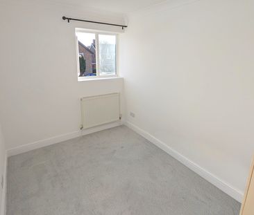 Queen Elizabeth Way, Old Woking, Surrey, GU22 - Photo 3