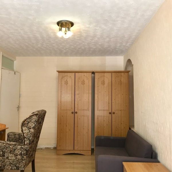 Room in a Shared House, Bush Rd, SE8 - Photo 1