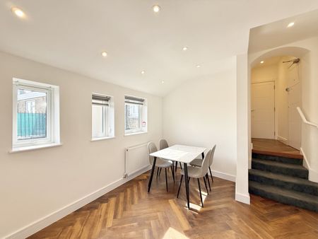 2 Bed Flat, Rushey Green, SE6 - Photo 2