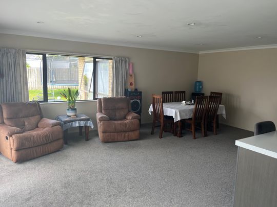 Beachlands, 4 Bedrooms - Photo 1