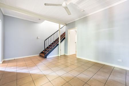 BEAUTIFUL, LARGE FAMILY HOME! - Photo 2