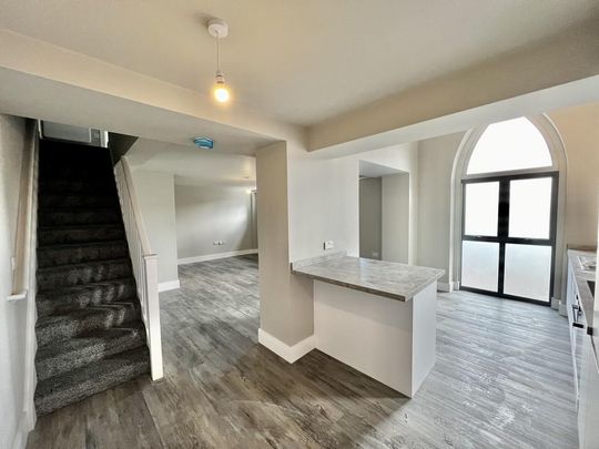 2 bedroom mews to rent - Photo 1