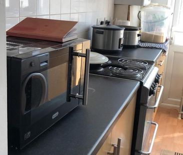 1 bedroom in a house share to rent - Photo 4