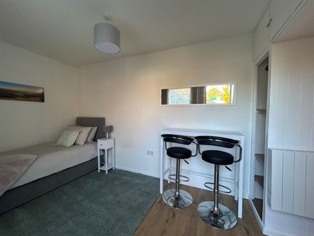 Rodney Way, GuildfordProperty for lettings - Seymours - Photo 2