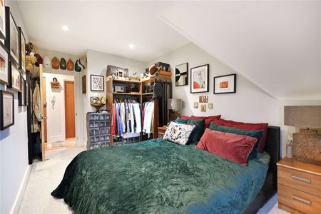 Bright, well presented one bedroom apartment in a well maintained conversion. - Photo 4