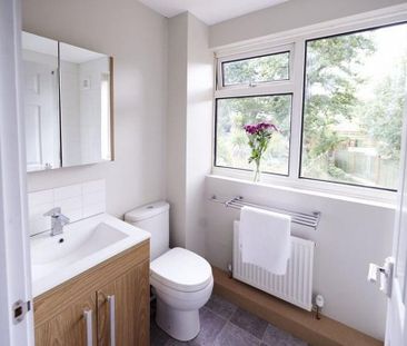 4 bedroom end of terrace house to rent - Photo 2