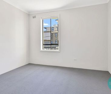 BRIGHT, CONVENIENT, WELL POSITIONED - Photo 2