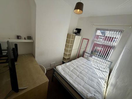 4 bedroom terraced house to rent - Photo 2