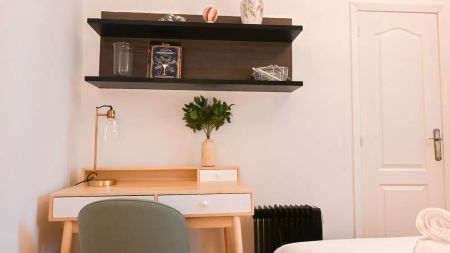 2-bedroom apartment for rent in Cortes, Madrid - Photo 2