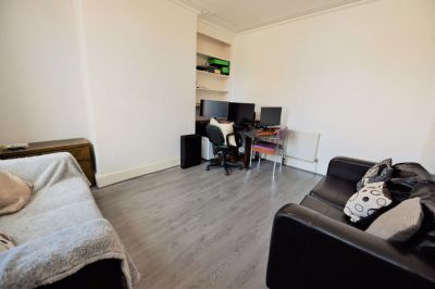 2 bedroom House in Harold Mount, Leeds - Photo 1