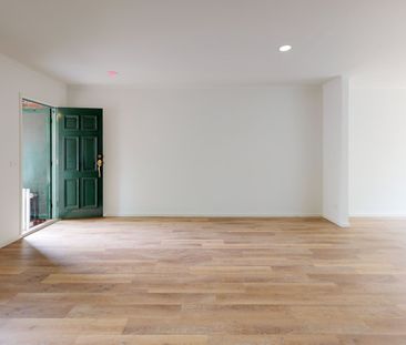 Large Tri Level Townhouse In A Great Location - Photo 3