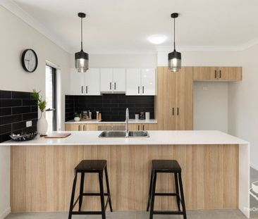 FOUR BEDROOM 2 BATHROOM TOWNHOUSE WITH SINGLE LOCK UP GARAGE & COVE... - Photo 2