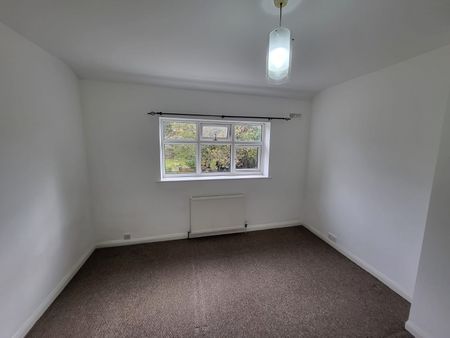 Large 3 Bed Property - Photo 5