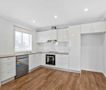 3 bedroom home with separate 1 bedroom residence - Photo 5