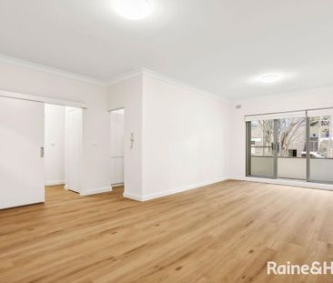 Stunning Fully Renovated 3-Bedroom Unit in Carlton - Photo 1