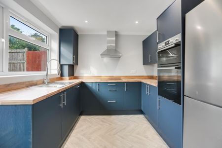 4 bedroom semi-detached house to rent - Photo 3