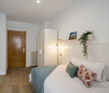 Room in a shared 25-bedroom apartment for rent in Valdeacederas. - Photo 3