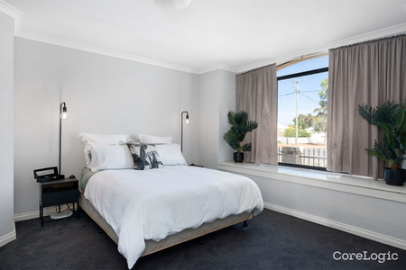 Centrally located unit! - Photo 2