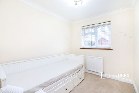 4 bedroom house to rent Avalon Close, Watford, WD259TW - Photo 5