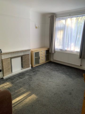 2 Bed Maisonette, St. Andrews Road, NW9 - Photo 2