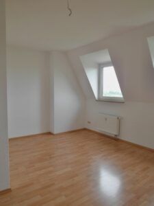 Bismarckstr. 4, Wohnung 7 ~~~ Dachgeschoss, Balkon, Badezimmer mit Eckbadewanne, Abstellraum im Treppenhaus, Dachboden, Keller - Foto 4