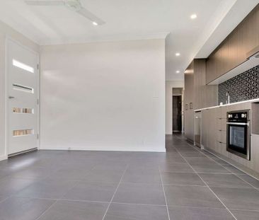 Modern 2 Bedroom Duplex in Promenade Estate - Photo 4