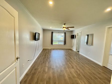 For Lease - 241 Emms Drive Unit# Upper, Barrie, Ontario - Photo 4