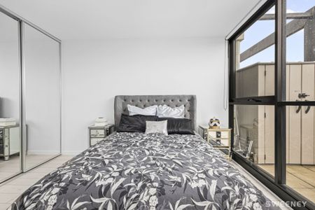 Chic one bedroom apartment with bay views in prime location - Photo 5