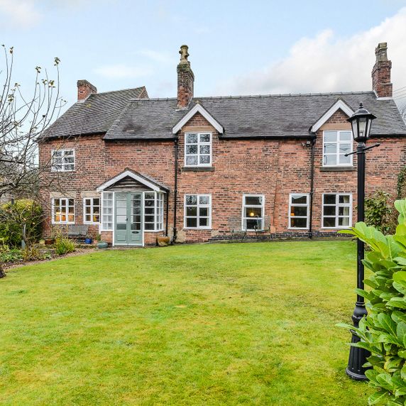 Three Bedroom House with Enclosed Garden in Idlylic Village of Dale Abbey, Ilkeston, Close to Cities - Photo 1