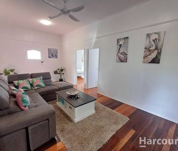 Charming 4-Bedroom Queenslander with Stunning Foreshore Views - Jus... - Photo 4